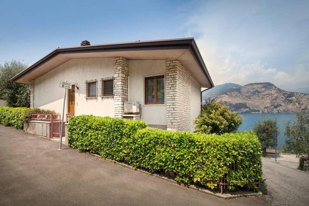 VILLA MIMOSA-CON PISCINA E VISTA LAGO BRENZONE SUL GARDA (Italy